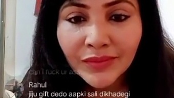 راجا ورما، مرد هندی، سینه ها و پسین های خود را در معرض دید قرار می دهد