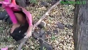 Một Cô Gái Nam Á Tham Gia Vào Hoạt Động Tình Dục Trong Một Khung Cảnh Rừng Rậm.