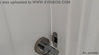 Nghe Lén Các Hoạt Động Phòng Ngủ Ồn Ào Của Bạn Cùng Phòng