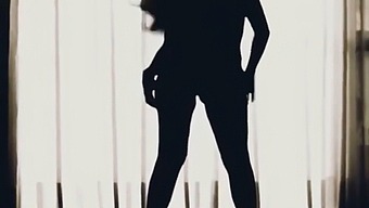 一个古怪的妻子寻找好奇、乖巧的男人来进行情色邂逅。
