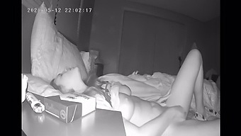 Một Cô Gái Dè Dặt Thỏa Mãn Bản Thân Một Mình Trước Khi Ngủ Với Một Máy Quay Bí Mật