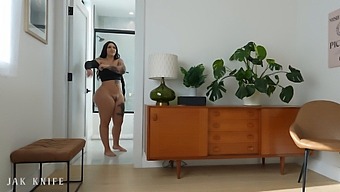 Con Bạn Cùng Phòng Roxanne Roselle Của Tôi Có Cái Mông To. Tôi Đã Lấy Nó.